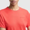 T-shirt classique, inscription ton sur ton sur la poitrine gauche